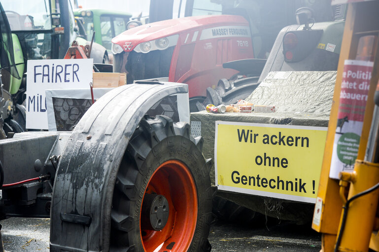 Fotografia 5: Farmers demonstration in front of the European Institutions