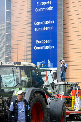 Valokuva 4: Farmers demonstration in front of the European Institutions