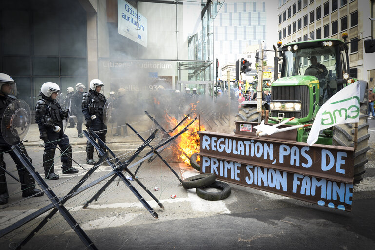 Photo 39 : Farmers demonstration in front of the European Institutions