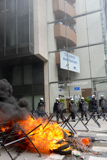 Fotografia 36: Farmers demonstration in front of the European Institutions