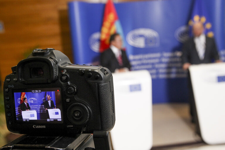 Fotografia 17: Official visit of the President of Mongolia to the European Parliament in Strasbourg - Press Point