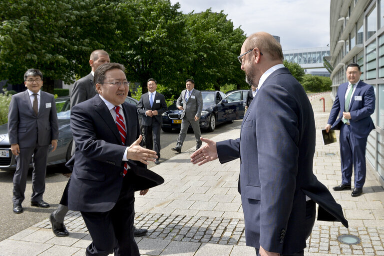 Fotografia 6: Official visit of the President of Mongolia to the European Parliament in Strasbourg - Arrival