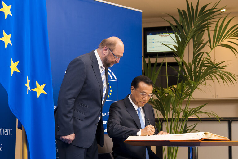 Zdjęcie 2: Visit of the Prime Minister of the People's Republic of China to the European Parliament in Brussels - Welcome by EP President