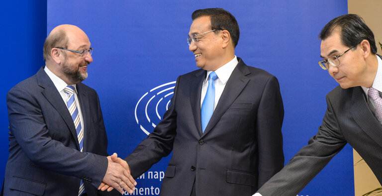 Zdjęcie 13: Visit of the Prime Minister of the People's Republic of China to the European Parliament in Brussels Signature the distinguished visitors' guest book.