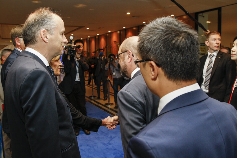 Zdjęcie 4: Visit of the Prime Minister of the People's Republic of China to the European Parliament in Brussels - Welcome by EP President