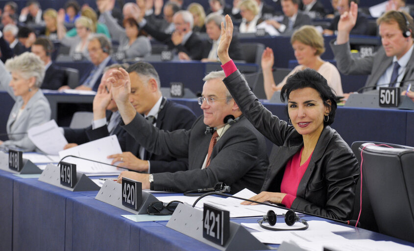 Foto 3: Rachida DATI voting in plenary session week 24 2015 in Strasbourg