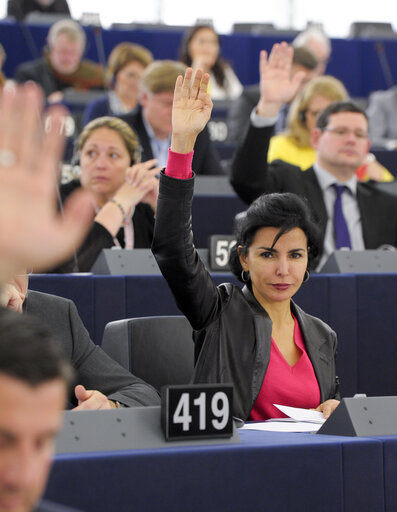 Foto 4: Rachida DATI voting in plenary session week 24 2015 in Strasbourg