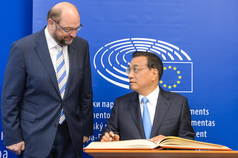 Zdjęcie 14: Visit of the Prime Minister of the People's Republic of China to the European Parliament in Brussels Signature the distinguished visitors' guest book.