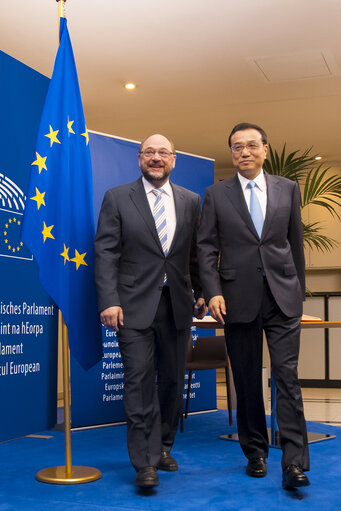 Zdjęcie 1: Visit of the Prime Minister of the People's Republic of China to the European Parliament in Brussels - Welcome by EP President