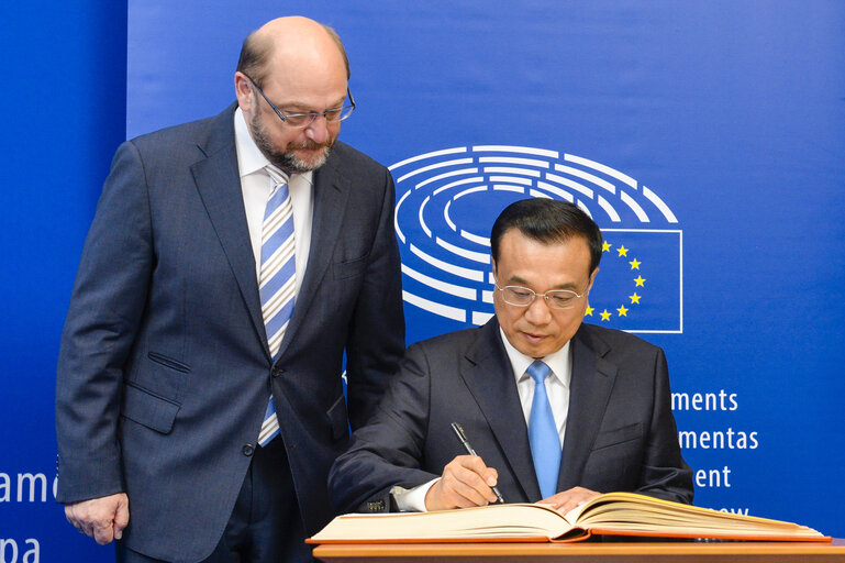 Zdjęcie 16: Visit of the Prime Minister of the People's Republic of China to the European Parliament in Brussels Signature the distinguished visitors' guest book.