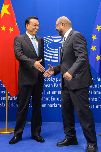 Zdjęcie 7: Visit of the Prime Minister of the People's Republic of China to the European Parliament in Brussels Signature of the distinguished visitors' guest book.