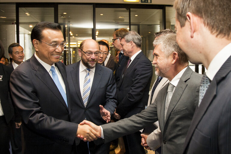 Zdjęcie 5: Visit of the Prime Minister of the People's Republic of China to the European Parliament in Brussels - Welcome by EP President