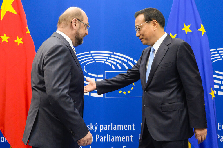 Zdjęcie 8: Visit of the Prime Minister of the People's Republic of China to the European Parliament in Brussels Signature of the distinguished visitors' guest book.