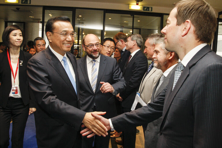 Zdjęcie 6: Visit of the Prime Minister of the People's Republic of China to the European Parliament in Brussels - Welcome by EP President