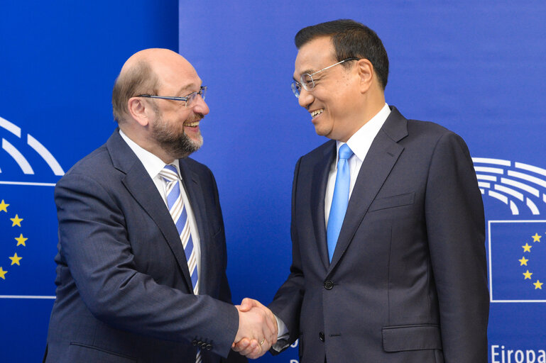 Zdjęcie 15: Visit of the Prime Minister of the People's Republic of China to the European Parliament in Brussels Signature the distinguished visitors' guest book.