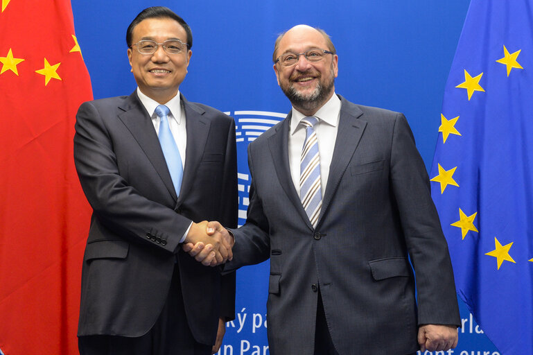 Zdjęcie 9: Visit of the Prime Minister of the People's Republic of China to the European Parliament in Brussels Signature of the distinguished visitors' guest book.