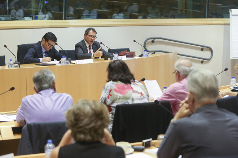 Foto 4: MEP Robert ROCHEFORT meets with a group