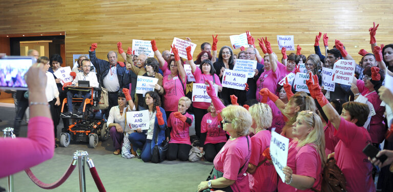 MEPs demonstrating Jobs and dignity, Stop the privatisation of cleaning services