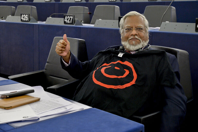 Fotografie 3: Plenary session week 29-2014 - Strasbourg, Situation in Iraq and Syria and the ISIS offensive including the persecution of minorities - Demonstration MEPs wearing a T Shirt #WeAreN