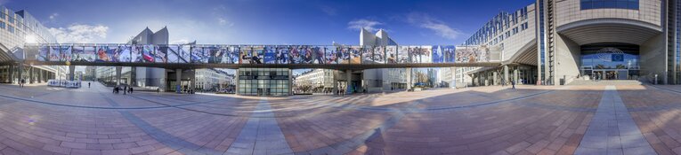 Снимка 1: Panoramic view of the Inside Out photo exhibition on JAN WIB ASP ADENAUER passerelle