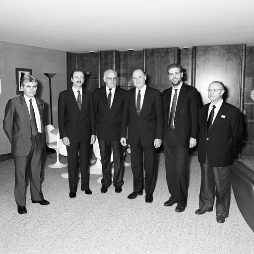 Φωτογραφία 2: Lord PLUMB - EP President meets with Italian EPP MEPs at the European Parliament in Strasbourg in May 1989