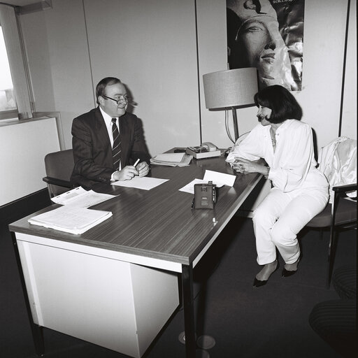 Fotografi 1: Commissioner Henning CHRISTOPHERSEN meets with journalist at the European Parliament in march 1987