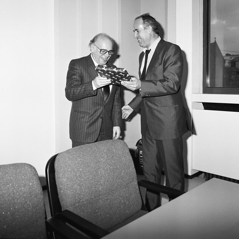 MEP Horst SEEFELD meets with a group of visitors in December 1988