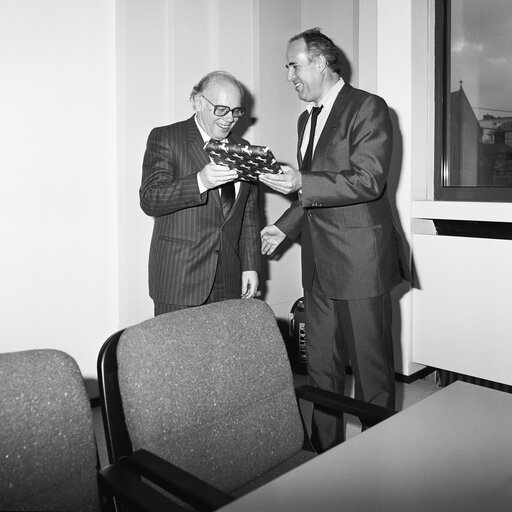 Foto 1: MEP Horst SEEFELD meets with a group of visitors in December 1988