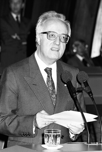 Greek President Christos SARTZETAKIS makes an official visit to the EP in November 1988