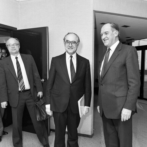 Nuotrauka 1: Lord PLUMB - EP President meets with Peter SCHMIDHUBER, Commissioner in charge of Budget at the European Parliament in Brussels in January 1989