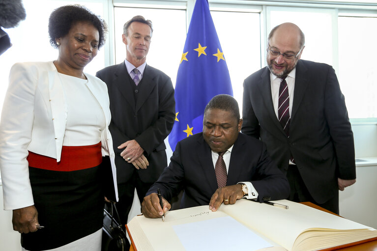 Fotogrāfija 3: Visit of the President of Mozambique to the European Parliament in Brussel.  Signature of the distinguished visitors' book.