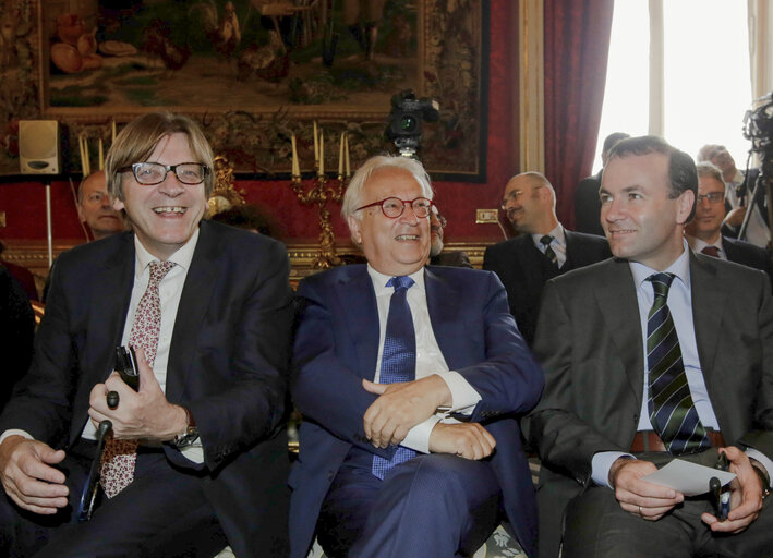 Zdjęcie 10: Guy Verhofstadt, Hannes Swoboda and Manfred Weber during a meeting with Italian MPs in Rome, Italy, 23 June 2014. Next month Italy will take the reins of the rotating six-month duty presidency of the European Union.