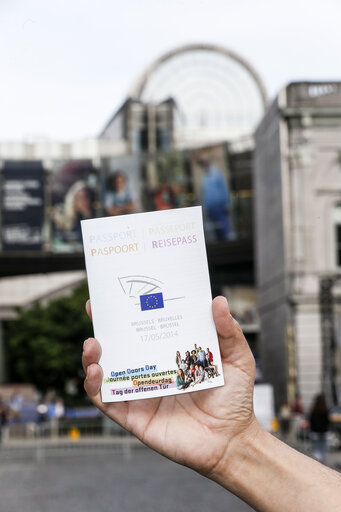 Fotografi 1: EE2014 European election night  -  Close up on leaflet on European Elections in front of the EP Headquarters in Brussels