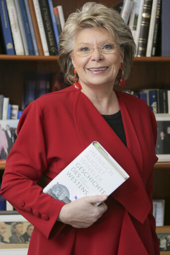 Fotografie 1: ' Get caught reading ' : Viviane REDING