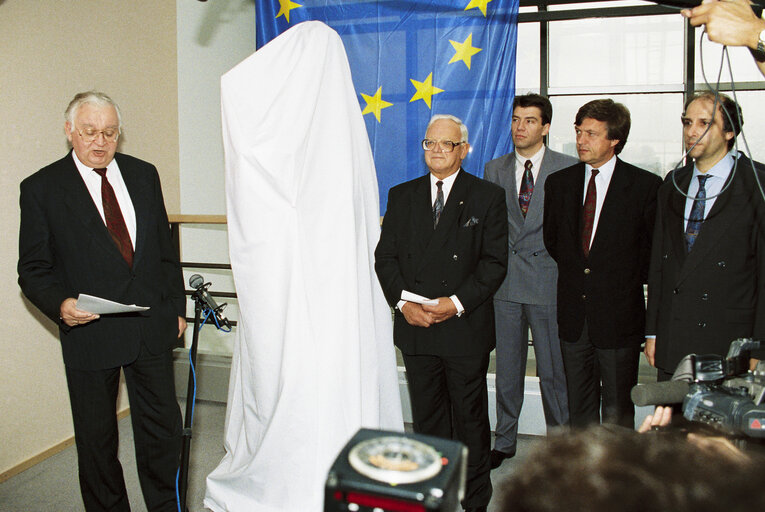 Fotografija 8: Inauguration of the sculpture of Ludwig VON BEETHOVEN, in commemoration of the first anniversary of the European anthem.