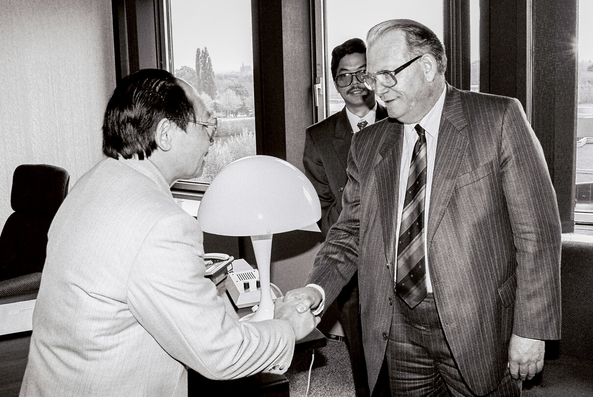 (Hans) Johannes Wilhelm PETERS receives an international delegation in Strasbourg