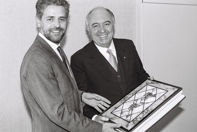 Fotogrāfija 1: Roberto FORMIGONI with guests at his office