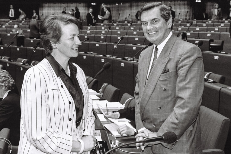 Portrait of Hedwig KEPPELHOFF-WIECHERT and Ray Mc SHARRY in the hemycicle