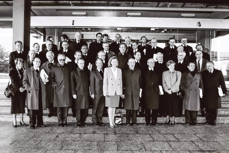 Valokuva 2: MEPS Astrid LULLING, Vivian REDING and Robert Ernest KRIEPS with a delegation from Luxembourg after a seminar with bishops.