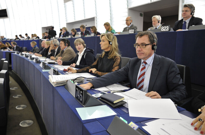 Foto 3: MEP Robert ROCHEFORT in the European Parliament in Strasbourg