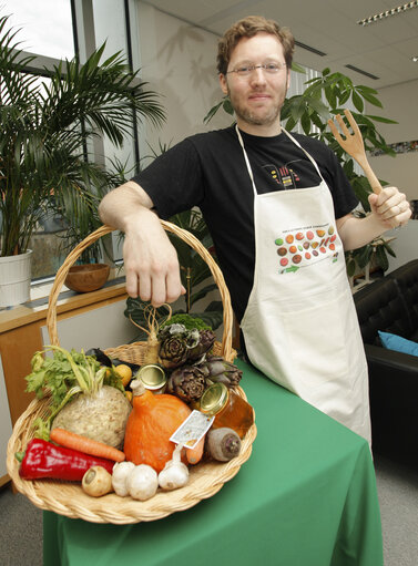 Suriet 5: MEP Jan Philipp ALBRECHT holding vegetables