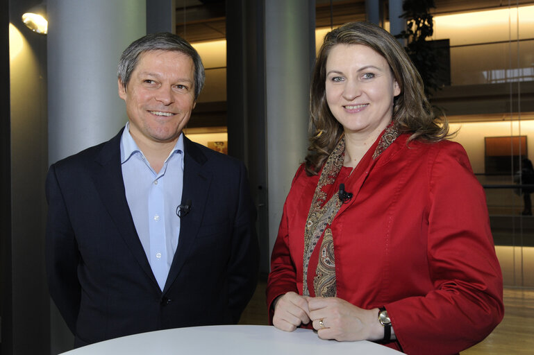 Fotó 2: Silvia-Adriana TICAU meets Commissioner Dacian CIOLOS at Vox Box