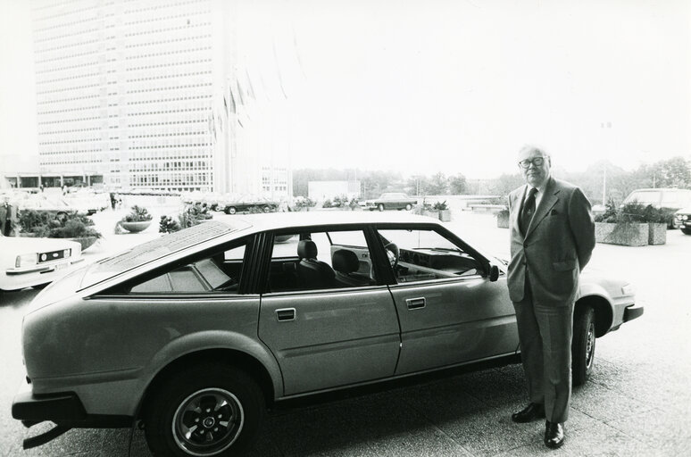 Valokuva 1: Geoffrey Rippon in front of a car in 1977