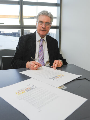 Foto 11: MEPs putting their signature on a charter A Future that works