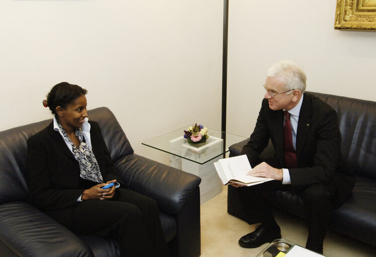 Fotografija 1: Hans Gert POETTERING - EP President meets with Ayaan HIRSI ALI, Dutch citizen under threat of death.