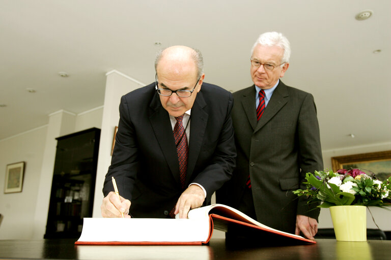 Foto 4: EP President meets with the President of the European Court of Justice.