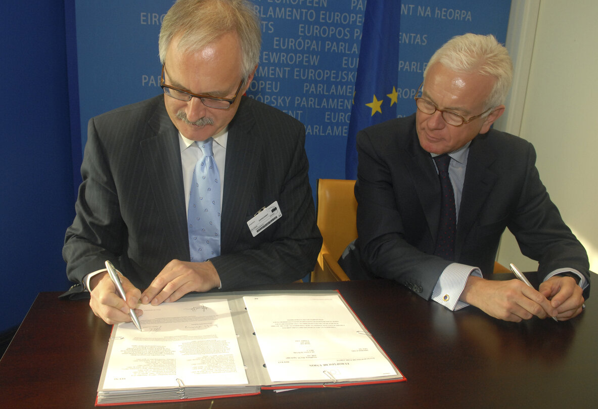 EP President and Gunter GLOSER, German Minister of State for Europe, sign a legislative act (LEX signing)