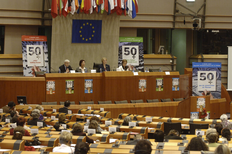 Foto 1: Women's Day - To mark International Women's Day (8 March), the Women's Rights Committee is holding a seminar entitled Women building the Future of Europe