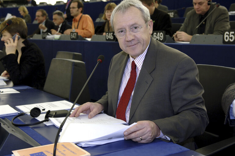 Foto 3: MEP Thierry CORNILLET attends a plenary session in Strasbourg