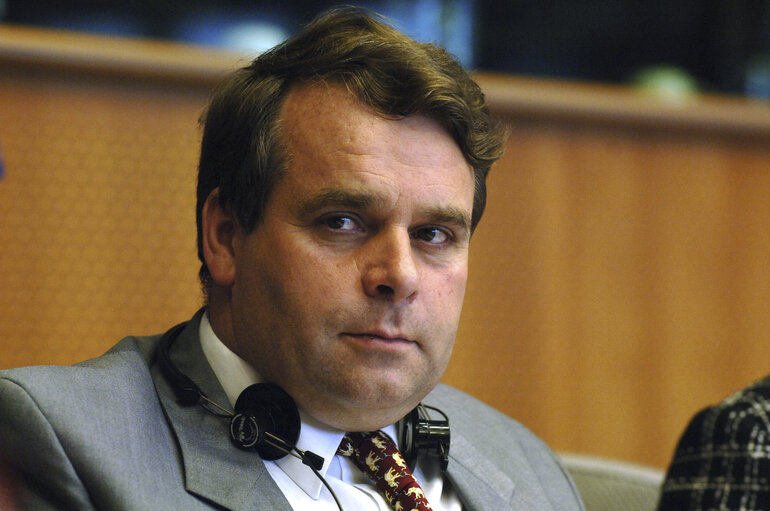 Valokuva 5: Neil PARISH in a meeting at the EP in Brussels.